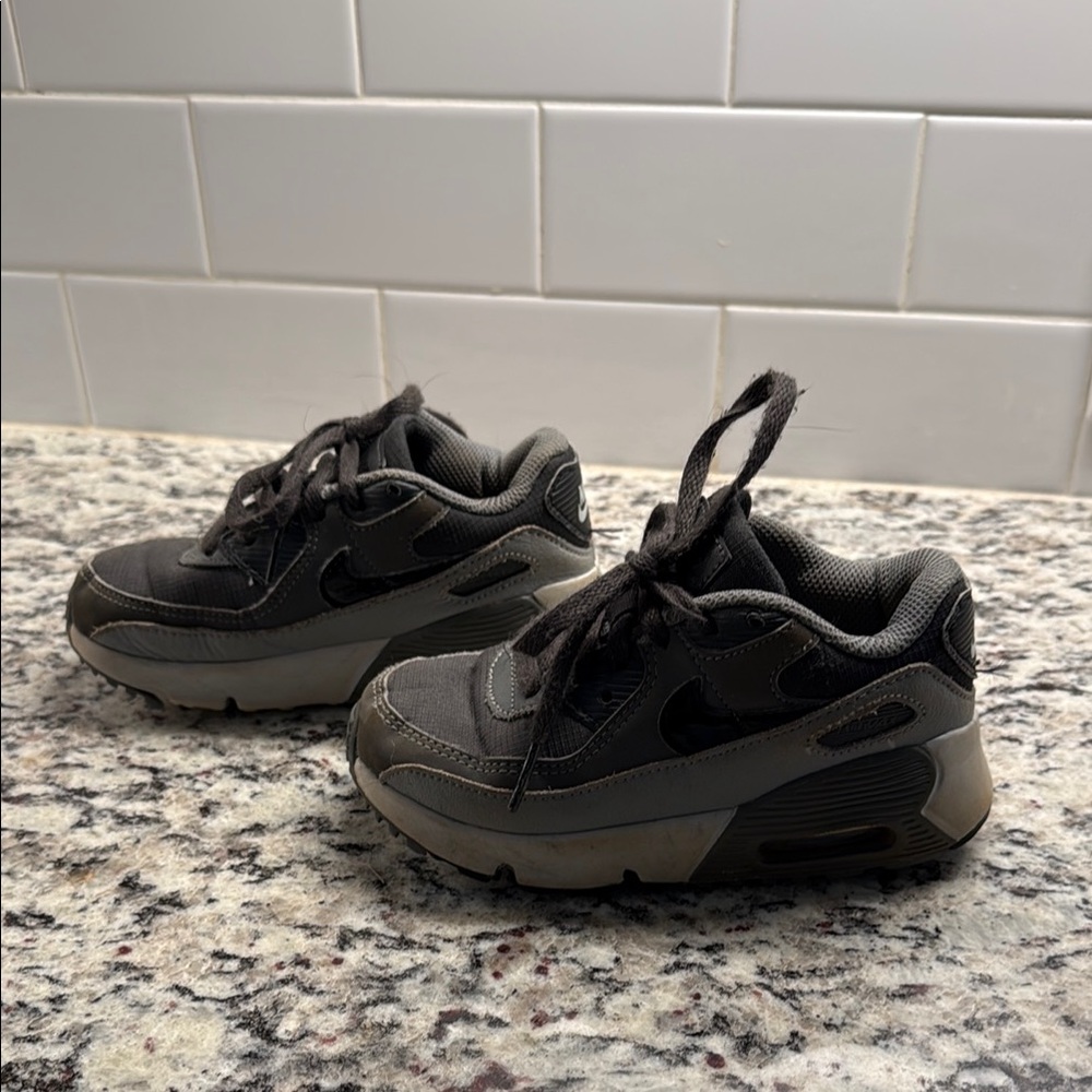 Kids size 10 nike airmax